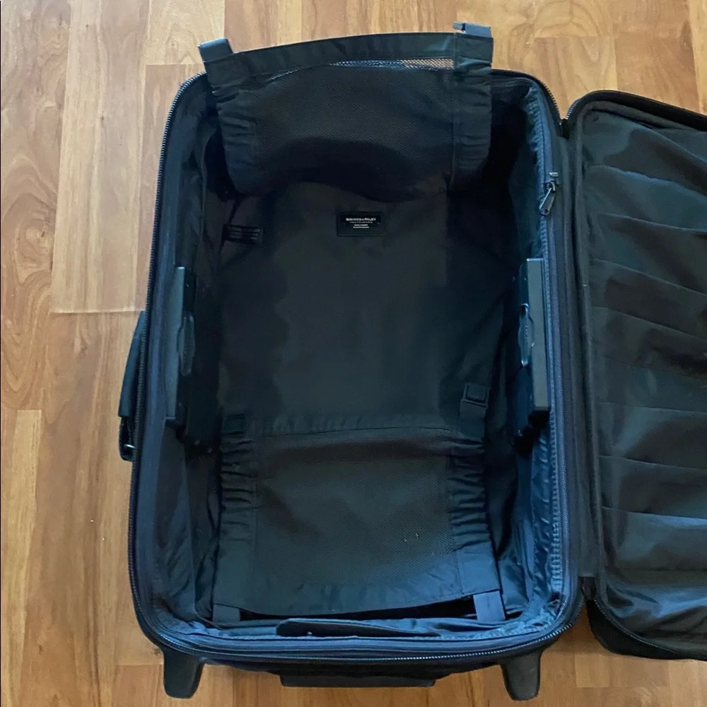 🖤Briggs & Riley Black Rolling travel Carry-On 22” tall🖤